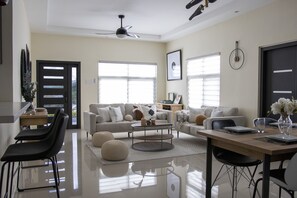 Smart TV - Modern 3-bdr Villa with Mountain Views & Shared Community Pool - 5 Mins to Town (Ocho Rios)