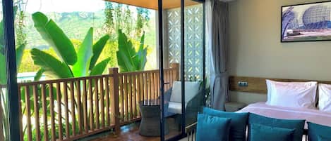 Suite, balcon, vue sur la montagne | Literie de qualitĂ©, minibar, coffre-fort, rideaux dâobscurcissement