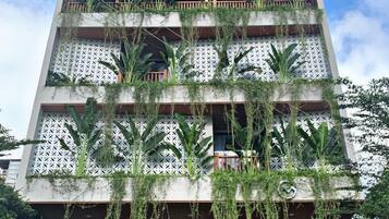 Vista frontal de la propiedad por la tarde o noche