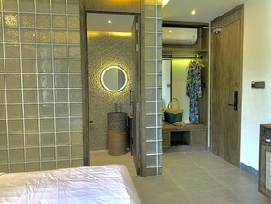 Chambre supérieure | Salle de bain | Articles de toilette (gratuits), séchoir à cheveux, peignoirs