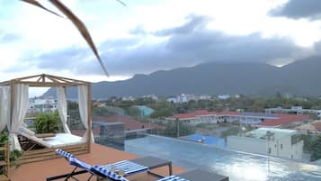 Hồ bơi ngoài trời, mở cửa từ 6:00 đến 21:00, ghế dài tắm nắng