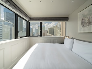 Deluxe Queen Room with Train View, Non Smoking