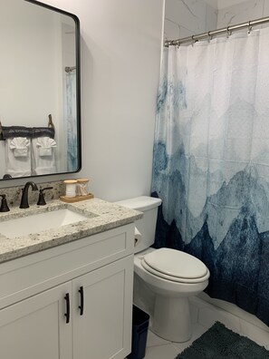 Dusche, Haartrockner, Handtücher, Seife