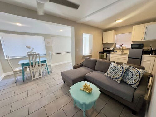Sunshine & Chill - 1 Bd Apt near the beach