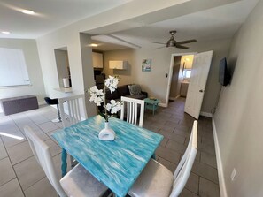 Dining - Sunshine & Chill - 1 Bd Apt near the beach (Clearwater)