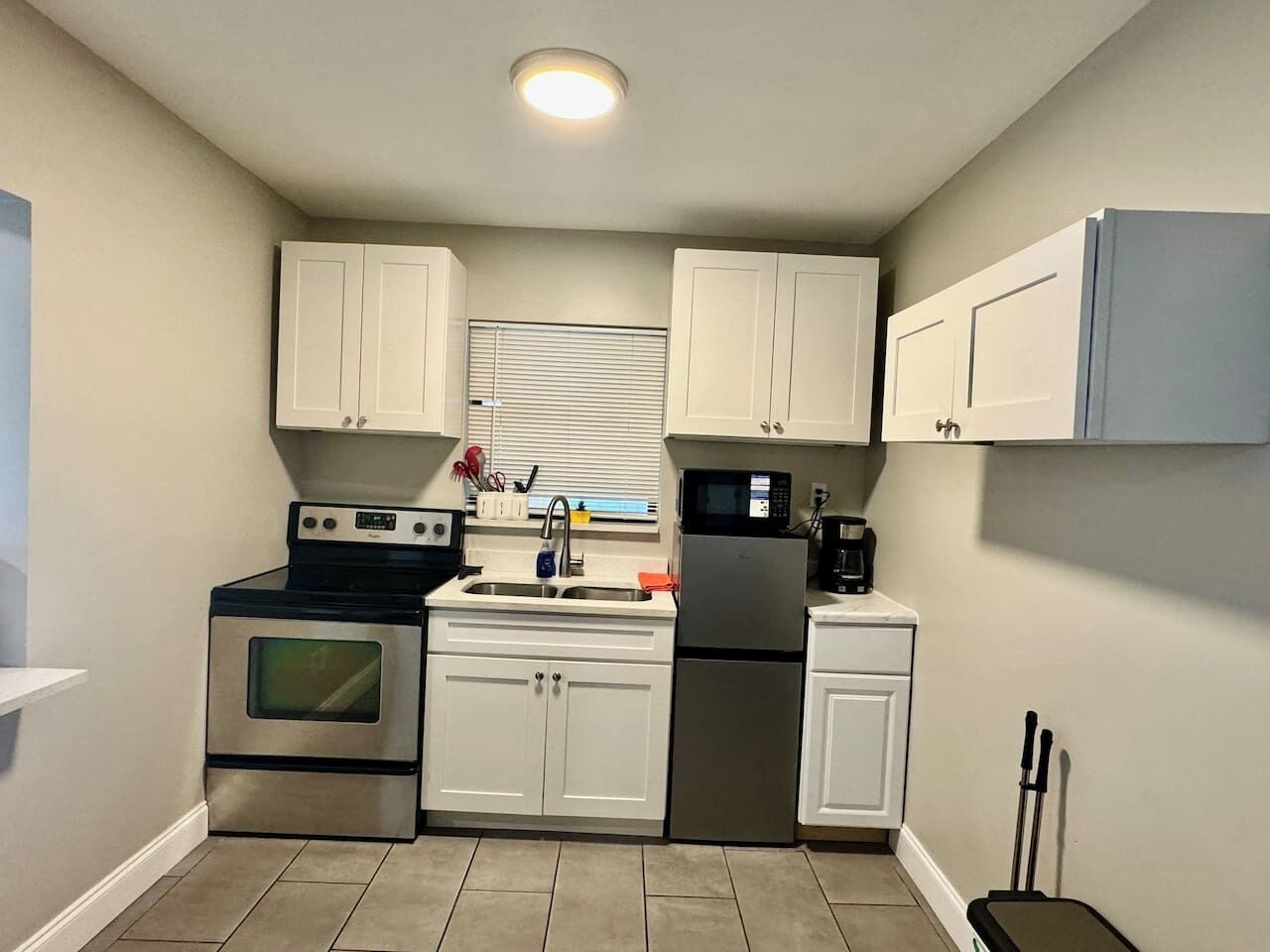 Réfrigérateur, four, plaque de cuisson, cafetière/bouilloire