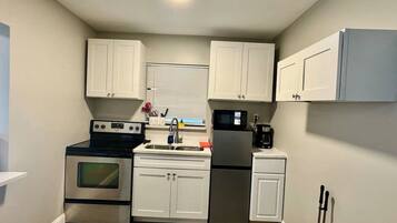 Réfrigérateur, four, plaque de cuisson, cafetière/bouilloire