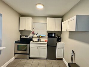 Fridge, oven, stovetop, coffee/tea maker