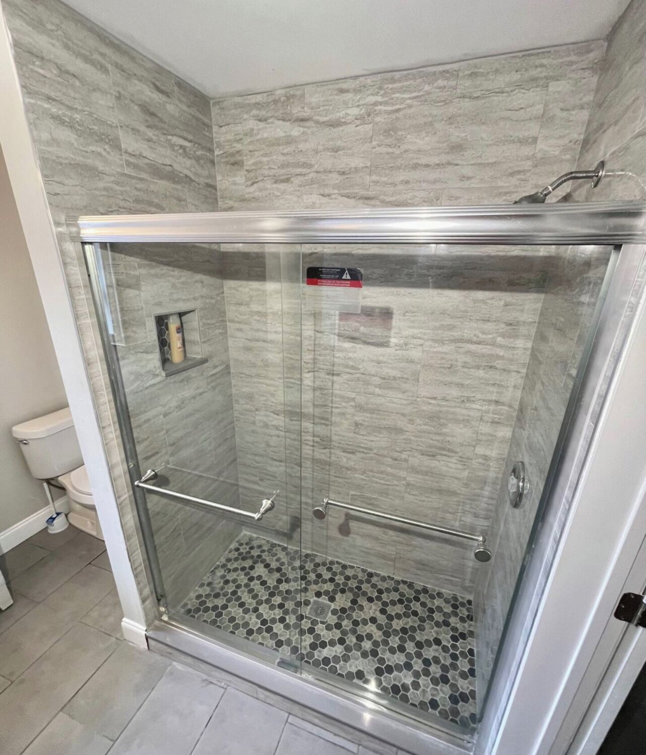 Haartrockner, Handtücher, Seife, Shampoo