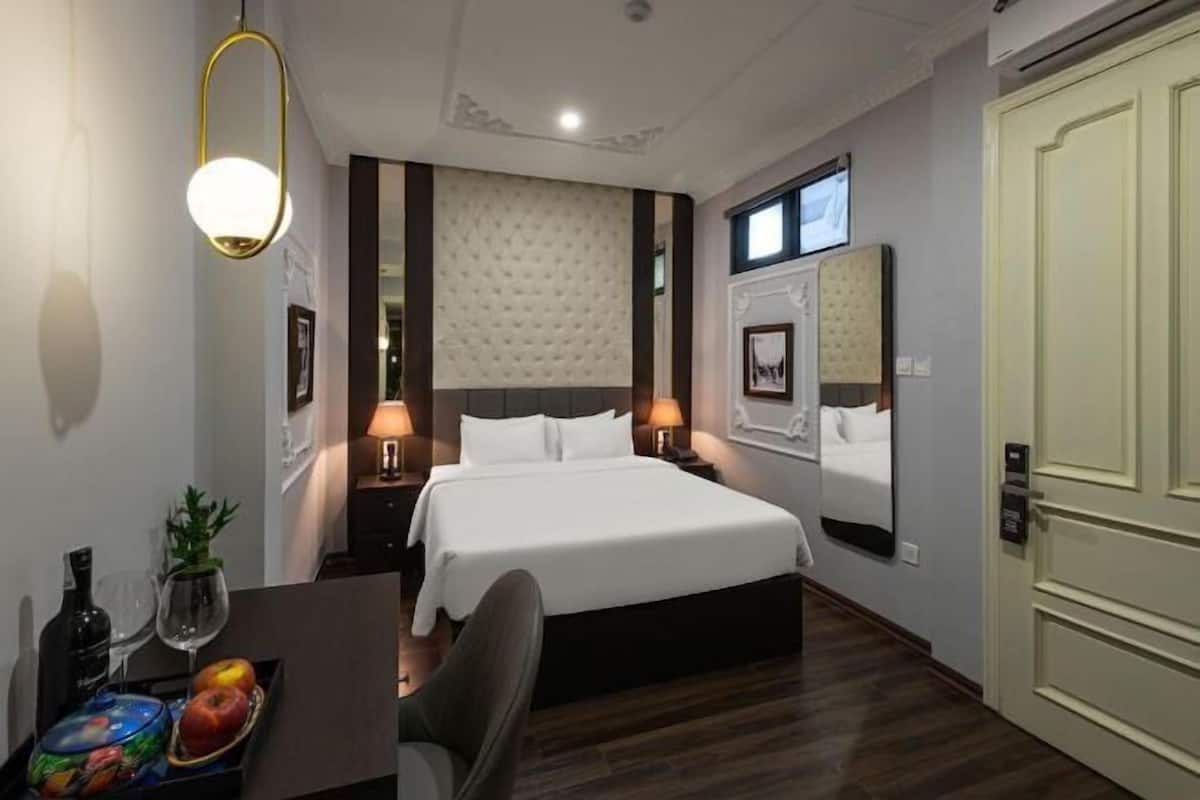 Egyptian cotton sheets, premium bedding, minibar, in-room safe