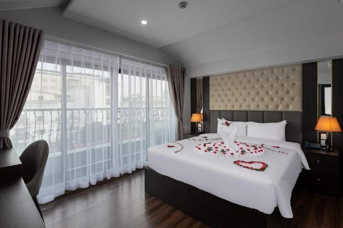 Egyptian cotton sheets, premium bedding, minibar, in-room safe