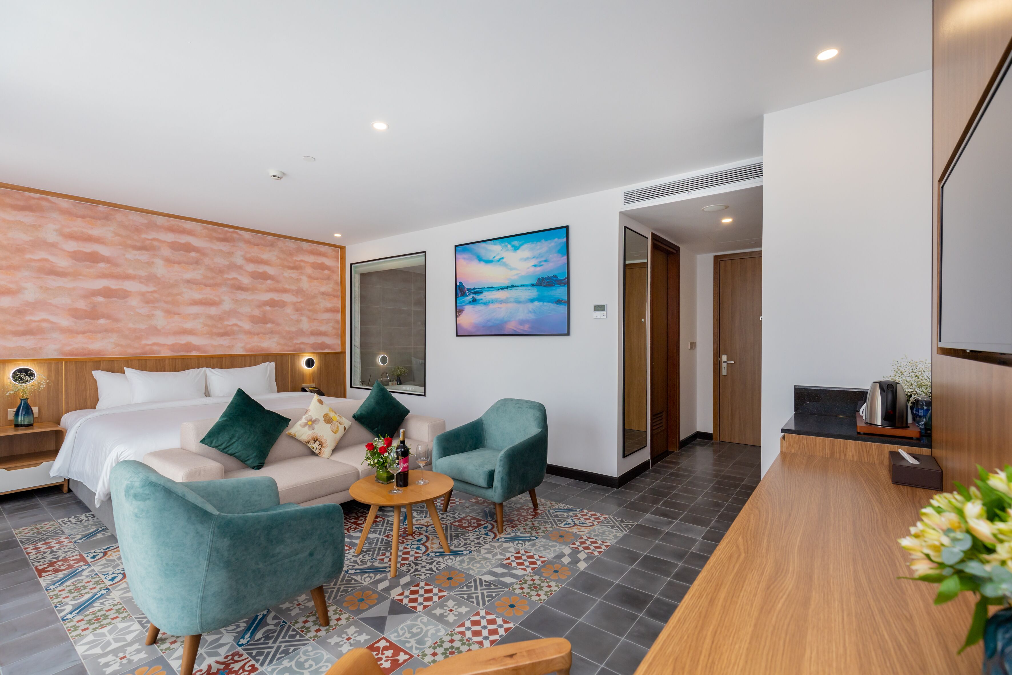 書桌、免費 Wi-Fi、床單