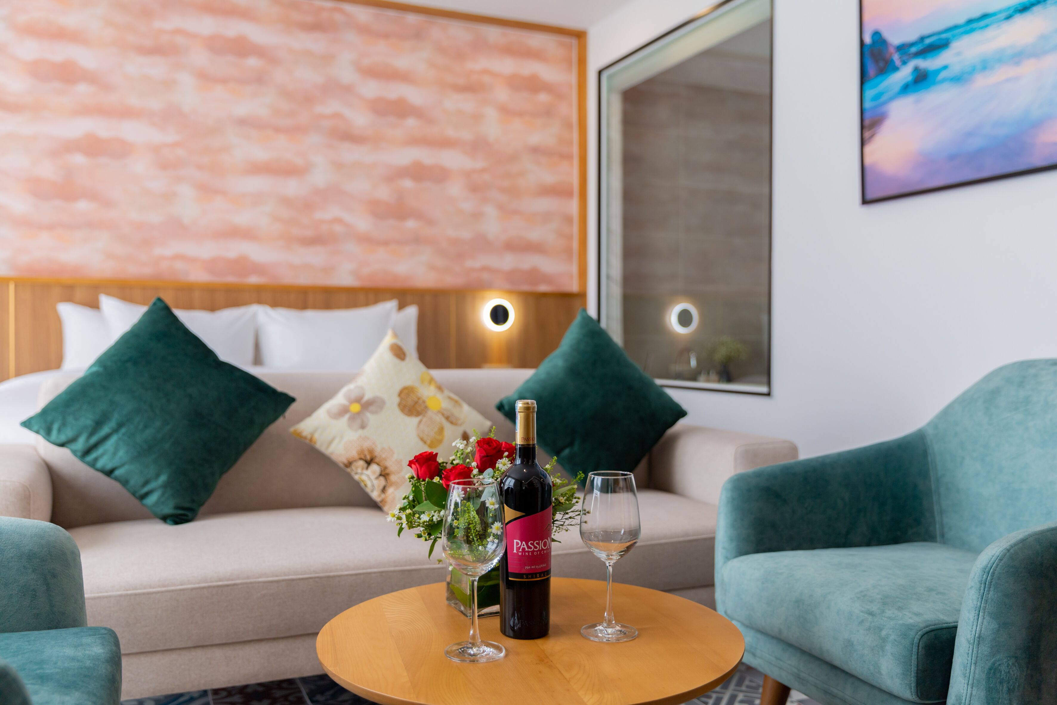 Een bureau, gratis wifi, beddengoed