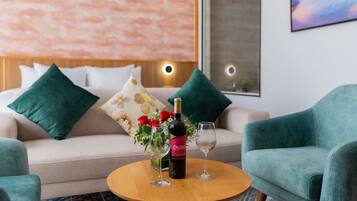 Een bureau, gratis wifi, beddengoed