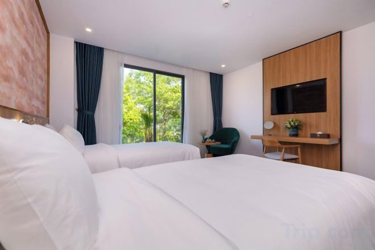 Escritorio, wifi gratis y ropa de cama