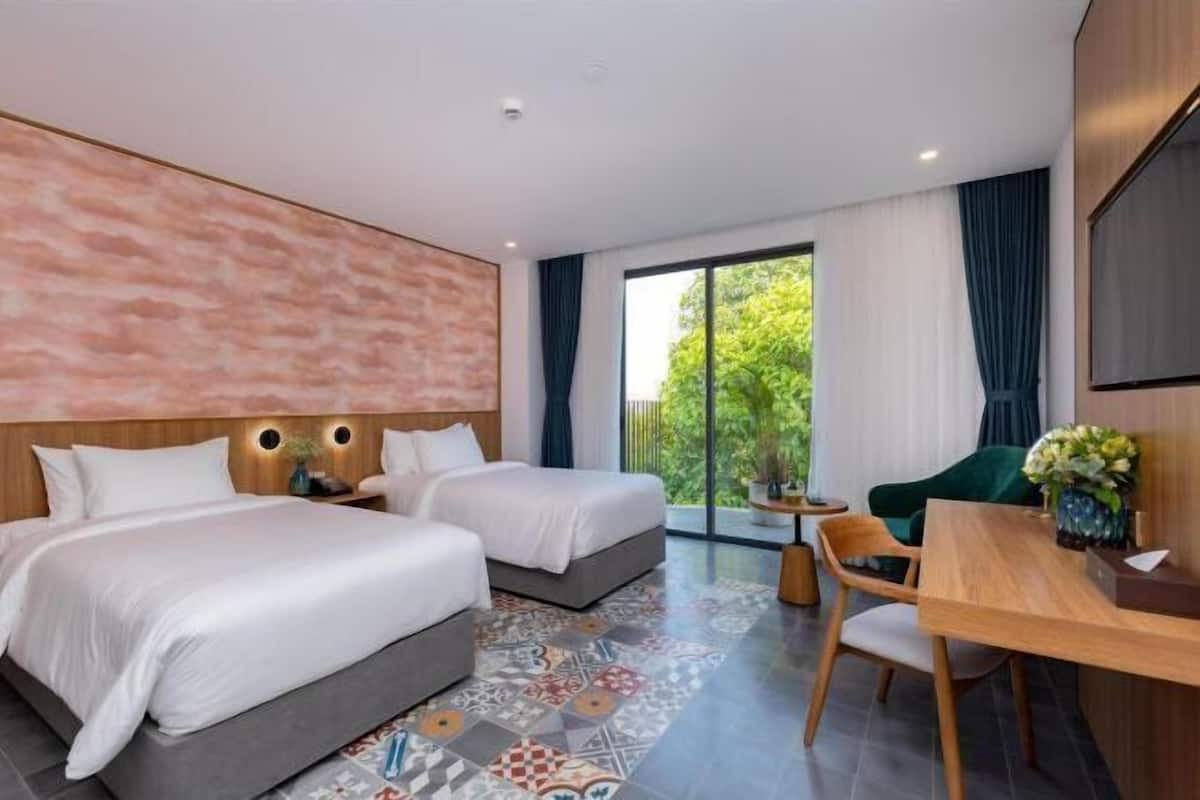 Desk, WiFi (free), bed sheets