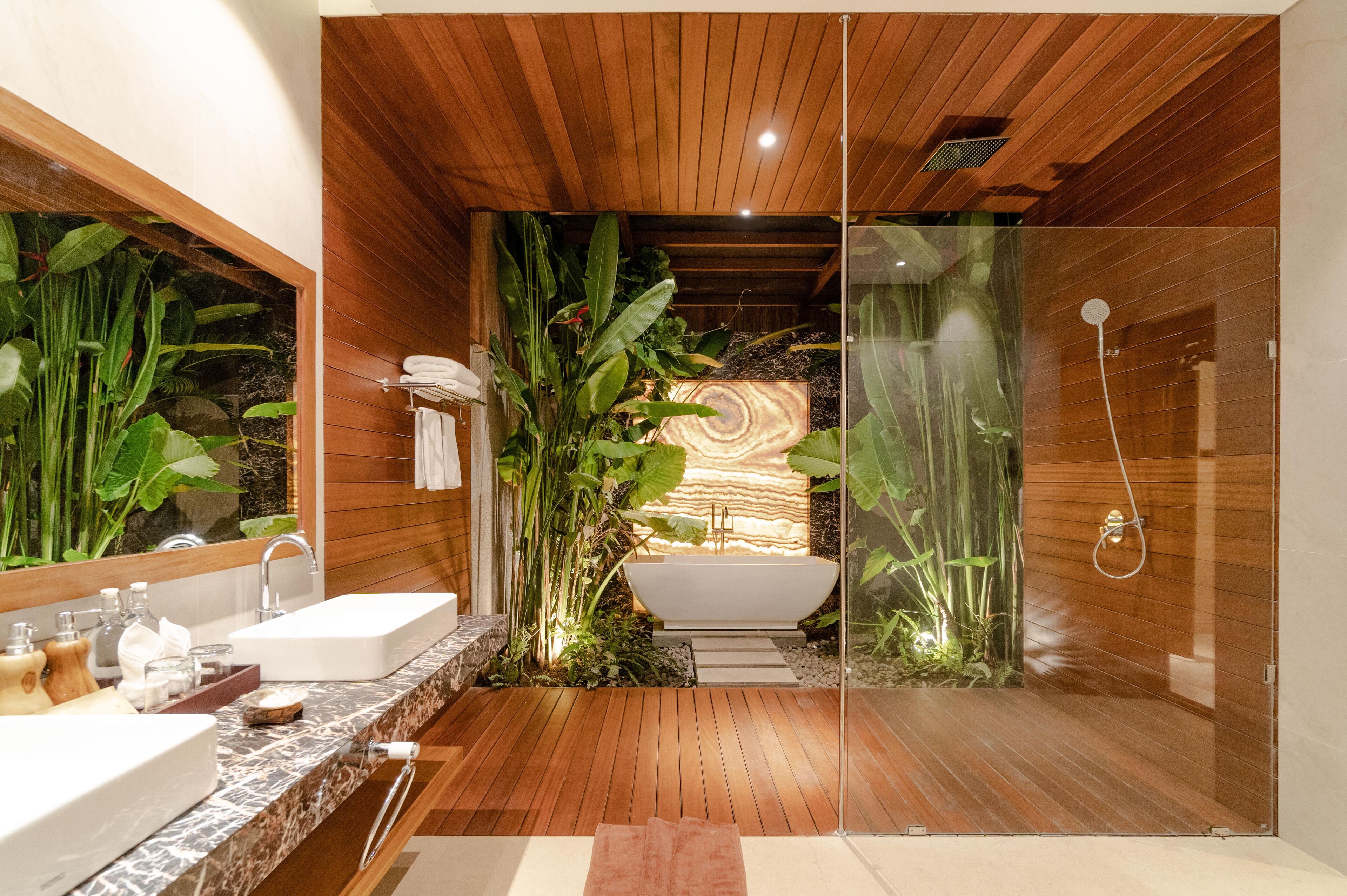VILLA KAMU | Badezimmer | Kostenlose Toilettenartikel, Haartrockner, Bademäntel, Hausschuhe