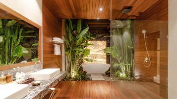 VILLA KAMU | Badezimmer | Kostenlose Toilettenartikel, Haartrockner, Bademäntel, Hausschuhe