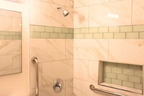 Secadora de cabello, toallas, jabón, shampoo 