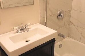 Secadora de cabello, toallas, jabón, shampoo 