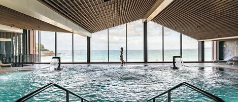 2 sisäuima-allasta avoinna 9.00–21.00, aurinkotuoleja