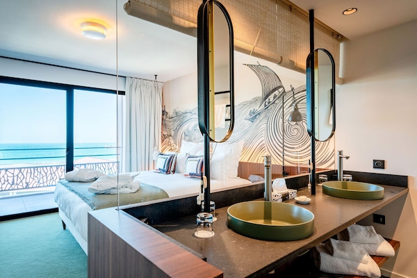 Suite Familiale, vue mer | Salle de bain | Articles de toilette gratuits, sèche-cheveux, peignoirs, chaussons