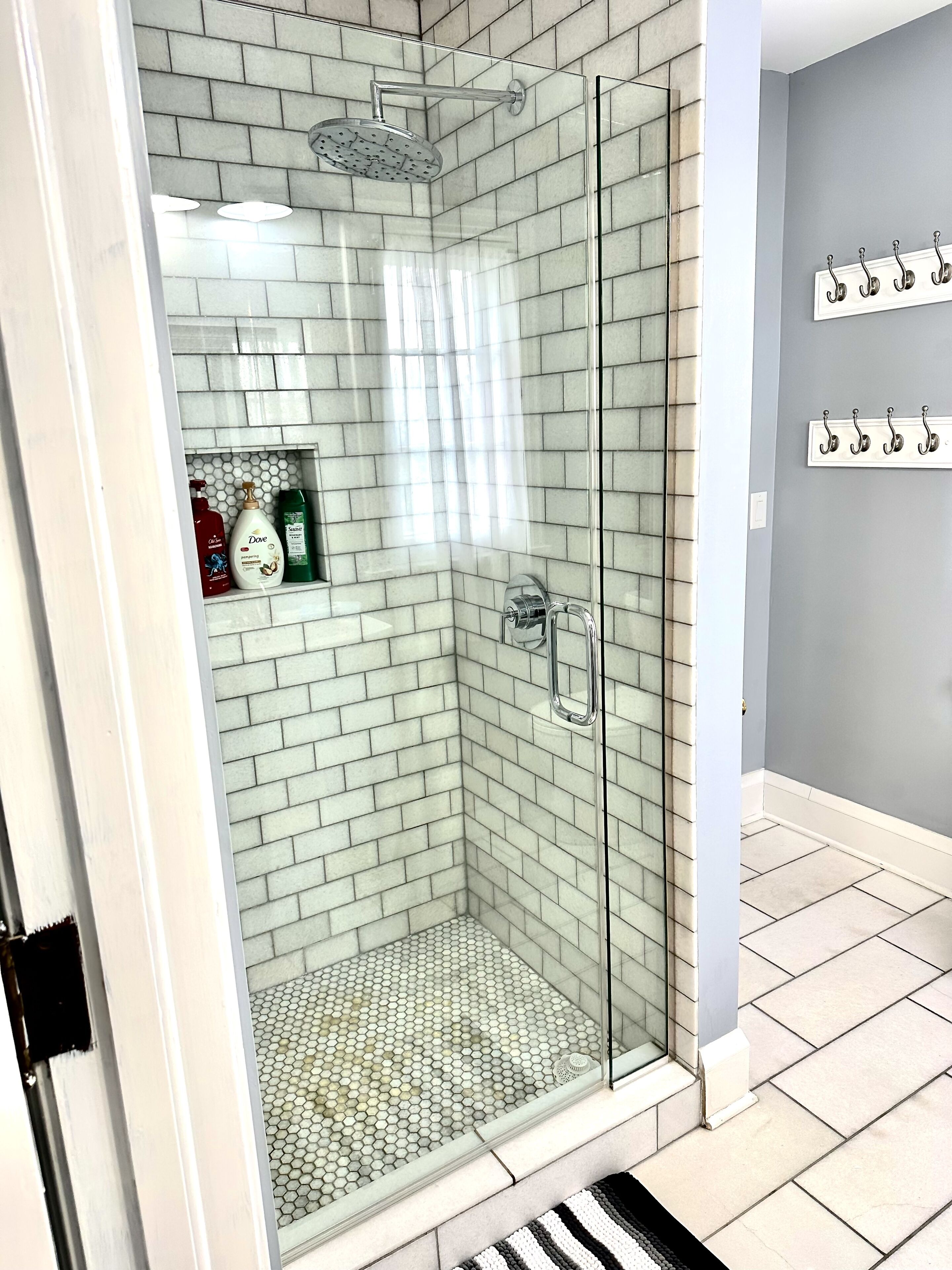 Douche, sèche-cheveux, serviettes fournies, savon