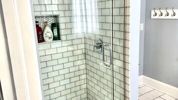 Douche, sèche-cheveux, serviettes fournies, savon