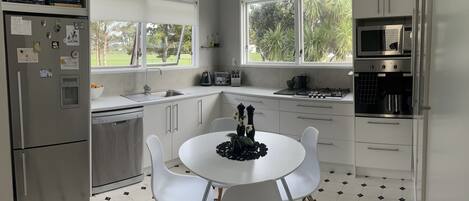 Geladeira, micro-ondas, fogão, cooktop
