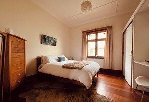2 bedrooms, internet, bed sheets