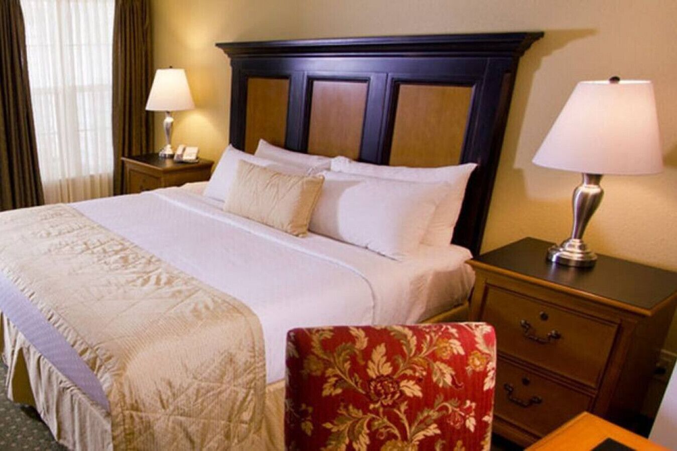 2 間睡房、書桌、熨斗/熨衫板、可攜式嬰兒床