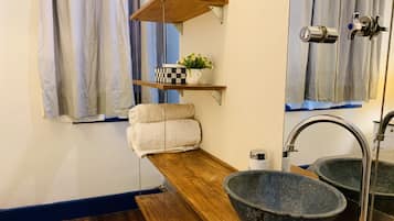 Habitación panorámica | Baño | Secadora de cabello, toallas, jabón, shampoo