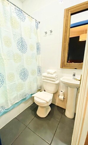 Family Room | Bathroom | Hair dryer, towels, soap, shampoo - Hostal Casa Riquelme - Hostel (Santiago)