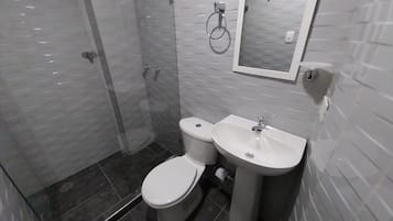 Quarto casal standard | Banheiro | Chuveiro, toalhas de banho, sabonete