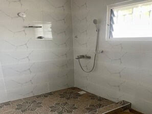 Regadera, toallas, papel de baño