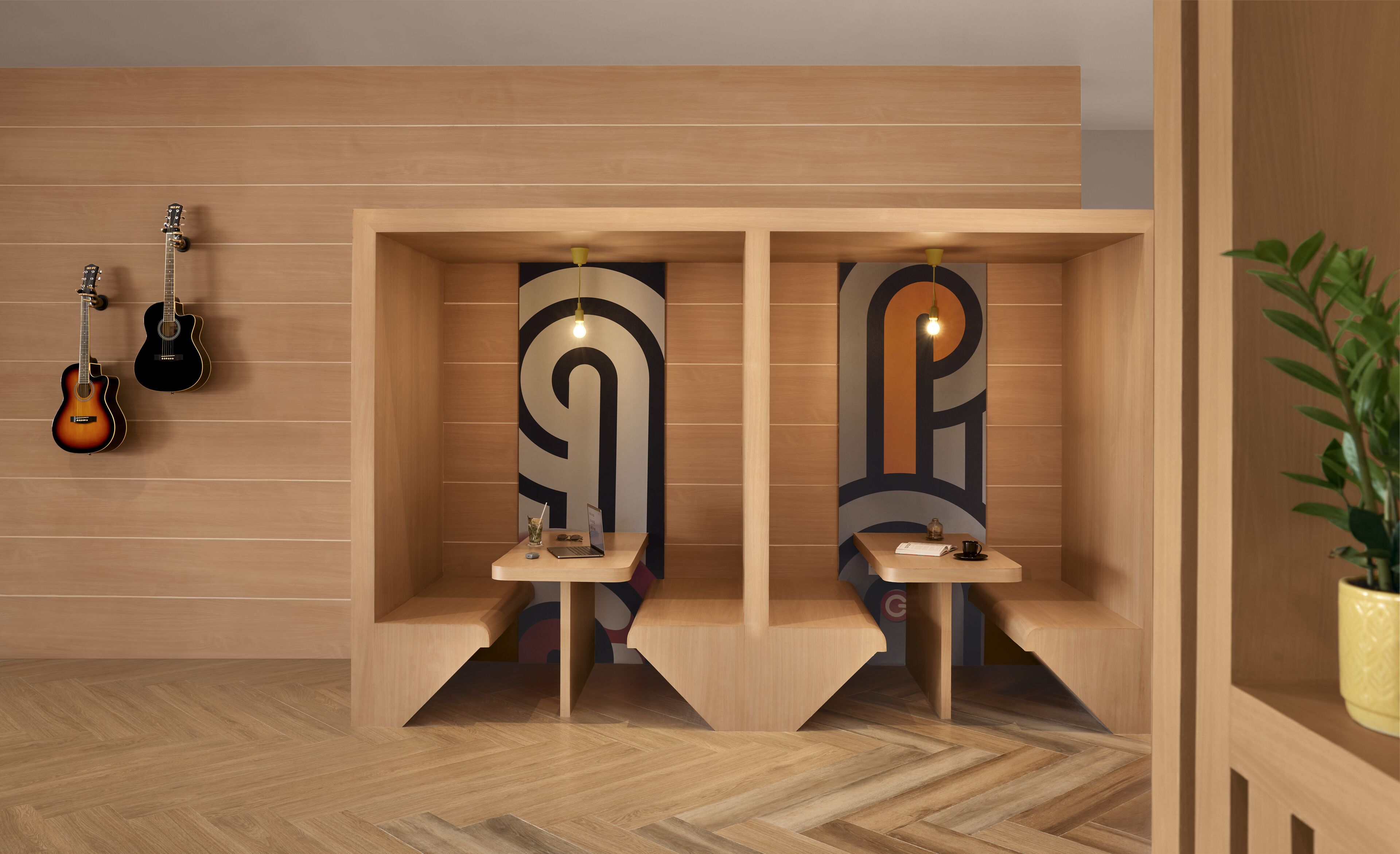Ein Zimmer mit Holzwänden und -böden, zwei modern gestaltete Holzschränke und zwei Gitarren, die an der Wand hängen.