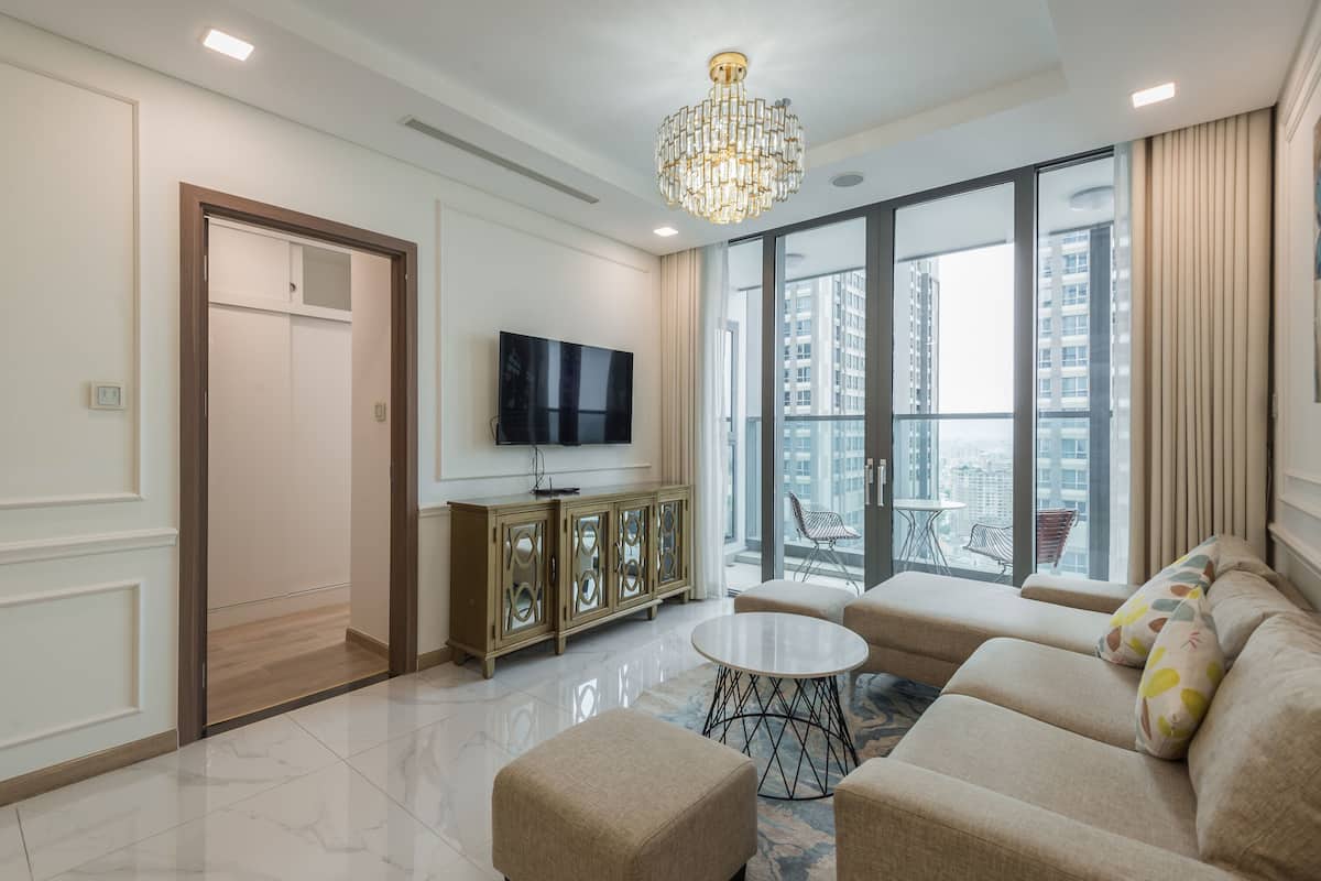 Apartemen Deluks, 2 kamar tidur, balkon, pemandangan kota | Area keluarga | Smart TV 42-inci dengan saluran TV digital