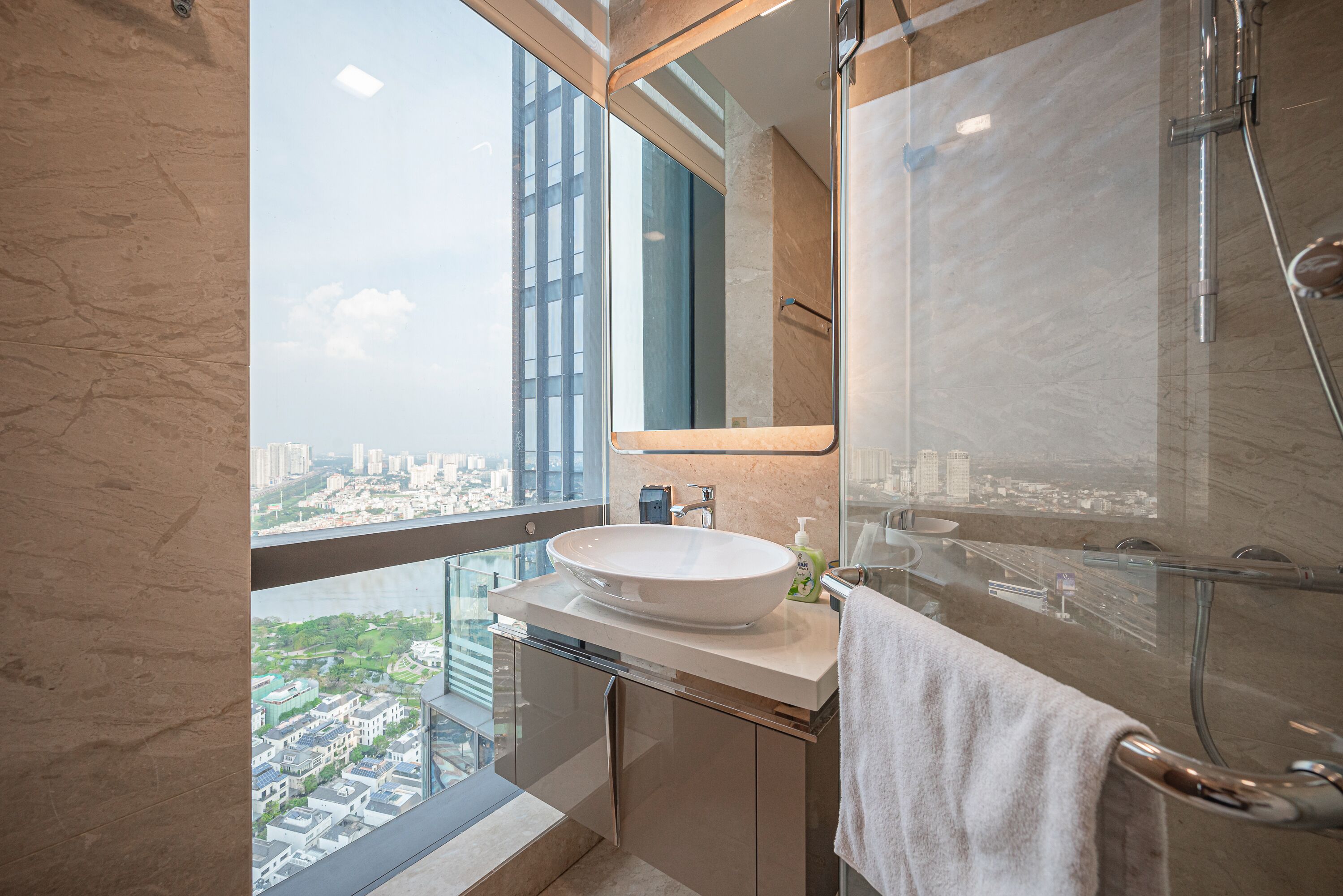Apartamento Deluxe, 3 habitaciones, balcón, vistas a la ciudad | Baño | Ducha y cabezal de ducha tipo lluvia