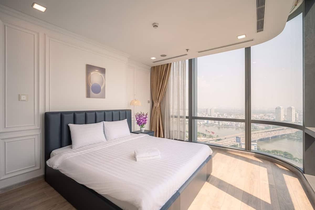 Apartemen Deluks, 4 kamar tidur, pemandangan sungai | Seprai premium, tempat tidur Select Comfort, brankas, dan meja kerja