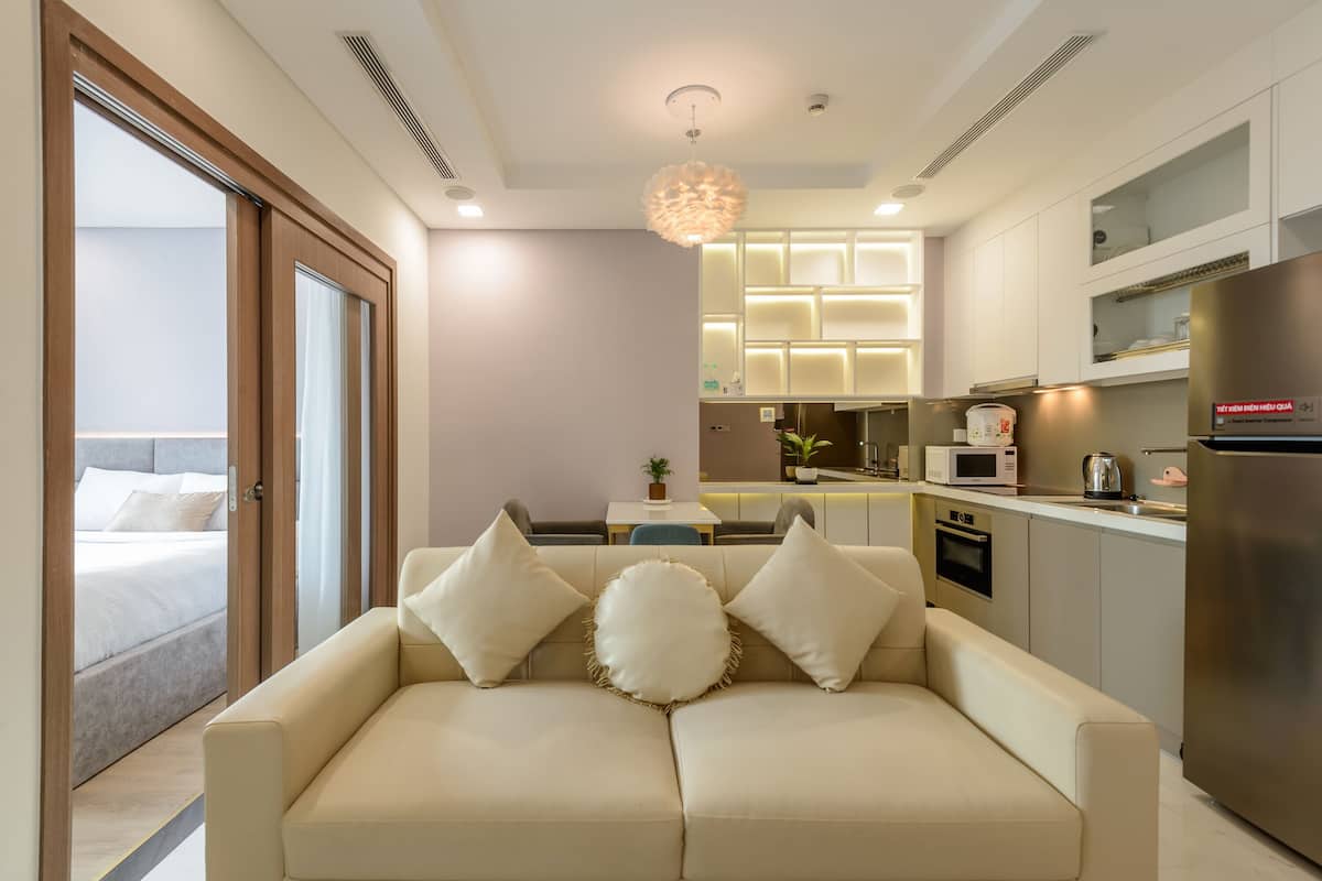 Apartemen Deluks, 1 Tempat Tidur Queen, balkon, pemandangan kota | Seprai premium, tempat tidur Select Comfort, brankas, dan meja kerja