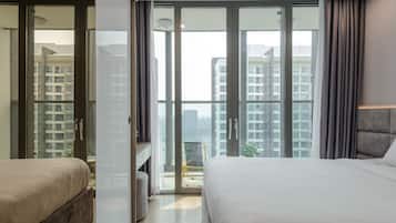 Deluxe Apartment, 1 King Bed, Balcony, City View | Premium bedding, Select Comfort beds, in-room safe