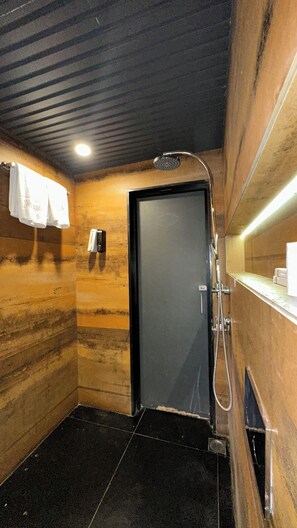Een douche, milieuvriendelijke toiletartikelen, een haardroger