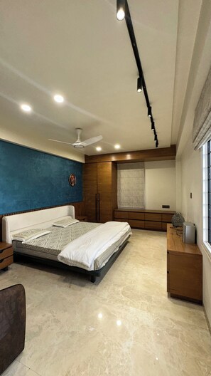 3 chambres, coffres-forts dans les chambres, bureau