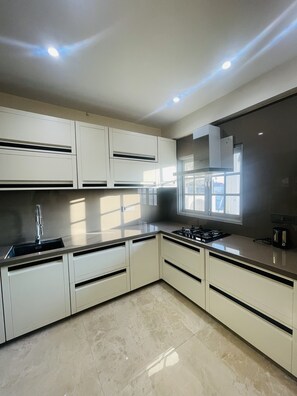 Réfrigérateur, micro-ondes, four, plaque de cuisson