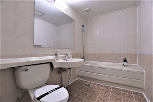 Quarto casal clássico | Banheiro | Chuveiro com efeito de chuva, produtos de toalete de grife