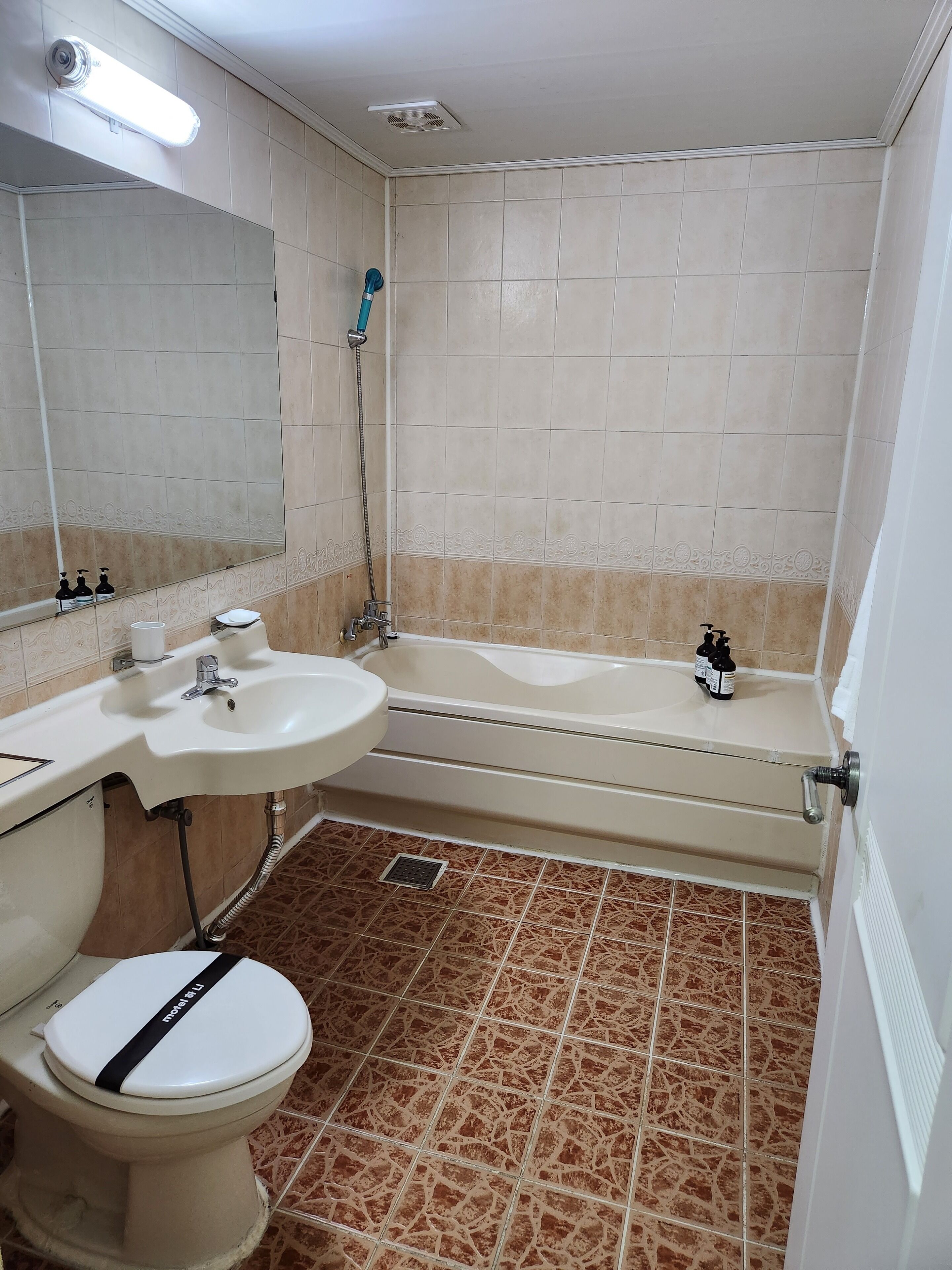 商务双人房, 1 张大床, 无烟房 | 浴室 | 大花洒淋浴喷头、名牌洗护用品、吹风机、浴袍