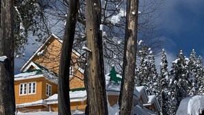 A snowy landscape with a house and trees. - Gulmarg Ski Hill Resort (Baramula)