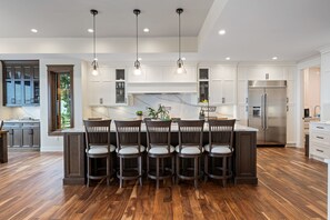 雪櫃、微波爐、焗爐、爐具