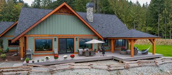 Luxury Home/ Villa  Beautiful Oceanview Georgia straight, Hot Tub Spa