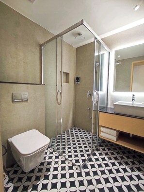 Combined shower/tub, rainfall showerhead, free toiletries, hair dryer - Signature Hotels (Visakhapatnam)
